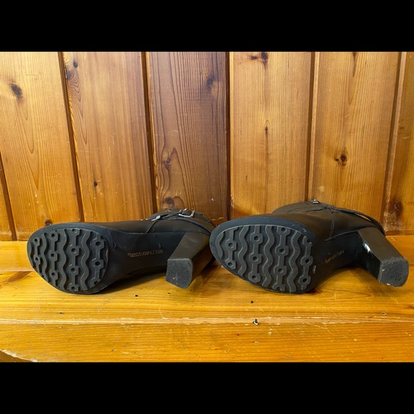 Slight wear. Too tight on my feet - Picture 6 of 8